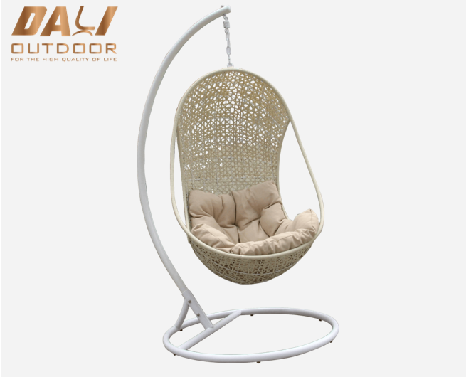 Goedkope prijs Indoor Outdoor Patio rotan rieten hangende eierschommelstoel met metalen standaard